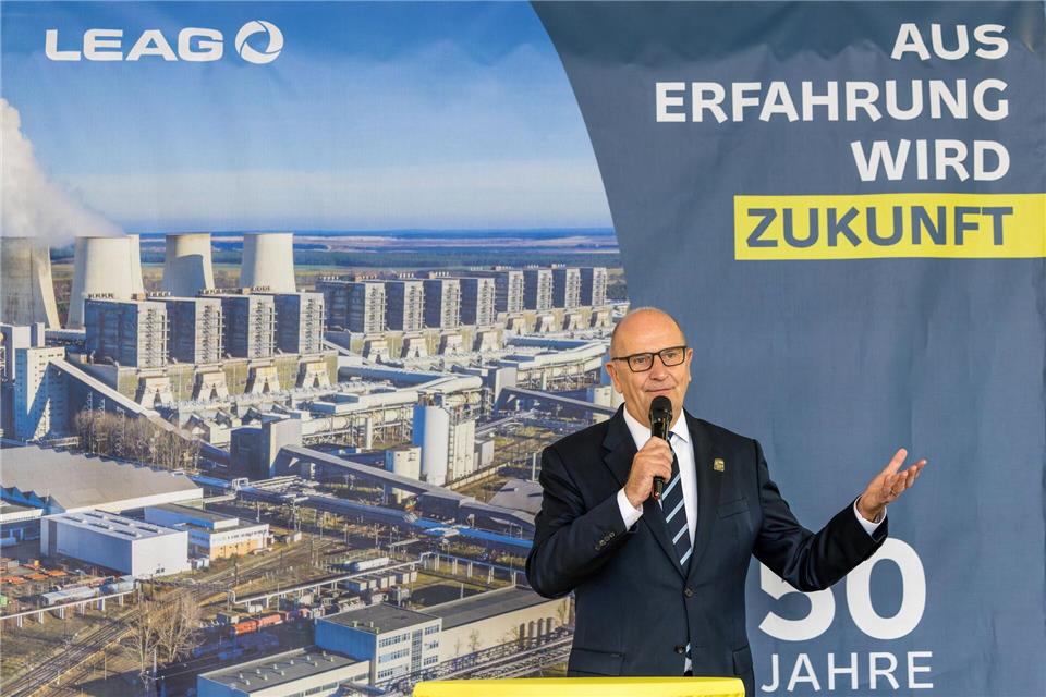 Brandenburgs Ministerpräsident Dietmar Woidke (SPD) feiert mit der Leag 50 Jahre Geschichte des Kraftwerks Jänschwalde. Ende 2028 soll Schluss sein.Frank Hammerschmidt/dpa