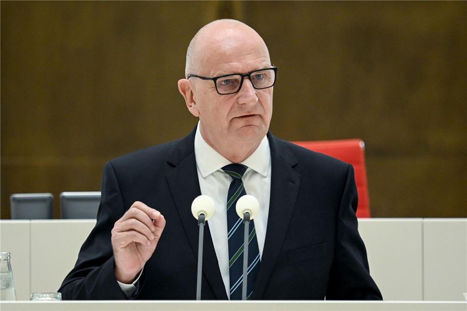 Brandenburgs Ministerpräsident Dietmar Woidke (SPD) hält eine stärkere inhaltliche Auseinandersetzung mit der AfD für nötig (Archivbild). Britta Pedersen/dpa