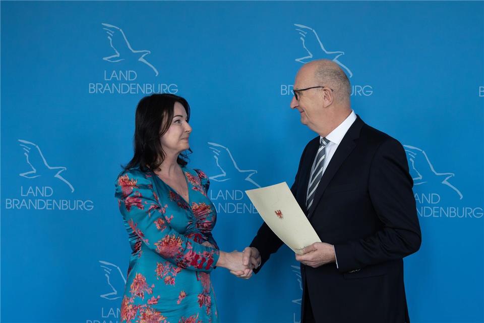 Brandenburgs Ministerpräsident Dietmar Woidke (SPD) hat Gesundheitsministerin Britta Müller (parteilos) verabschiedet.Soeren Stache/dpa