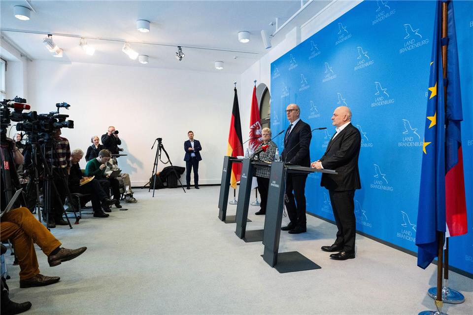 Brandenburgs Ministerpräsident Dietmar Woidke (SPD) hat die SPD/BSW-Koalition im Beisein von Vize-Regierungschef und Ex-BSW-Mitglied Robert Crumbach für beendet erklärt.Christophe Gateau/dpa