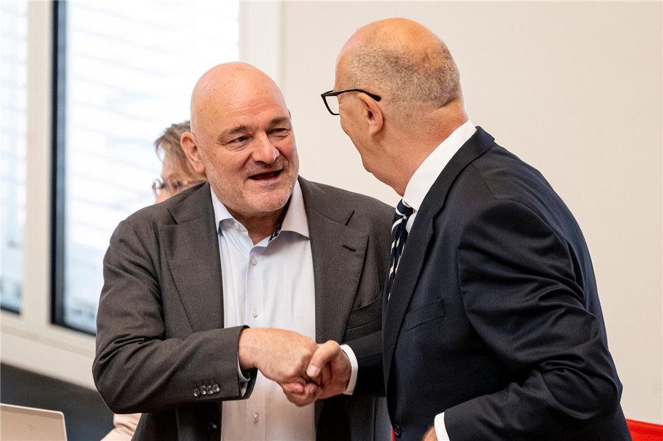 Brandenburgs Ministerpräsident Dietmar Woidke (SPD, rechts) und Finanzminister Robert Crumbach (BSW) sehen die gemeinsame Koalition von SPD und BSW trotz Konflikten fest im Sattel. (Archivbild)Fabian Sommer/dpa