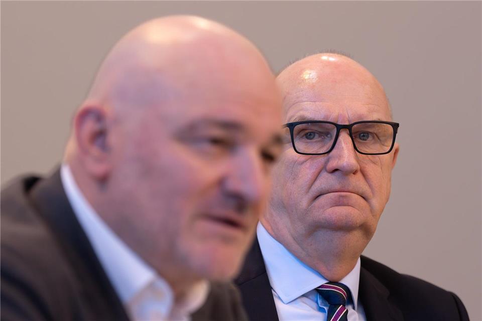 Brandenburgs Ministerpräsident Dietmar Woidke (SPD) (rechts) und Finanzminister Robert Crumbach (BSW) (links) sind bald ein Jahr in der Koalition. (Archivbild)Soeren Stache/dpa