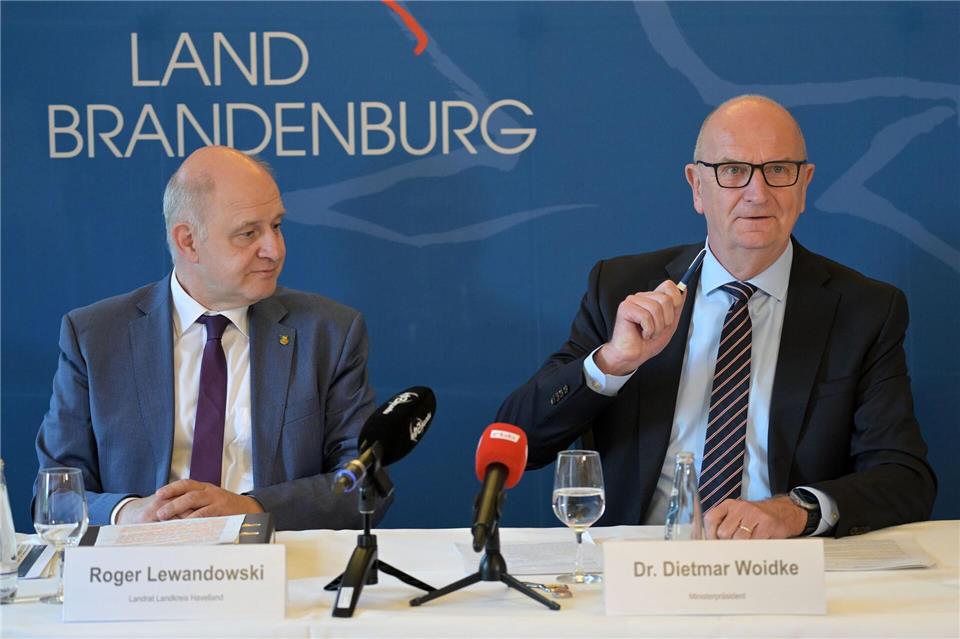 Brandenburgs Ministerpräsident Dietmar Woidke (SPD) und Landrat Roger Lewandowski (CDU) äußern sich nach einer gemeinsamen Sitzung von Kabinett und Landkreisspitze.Michael Bahlo/dpa