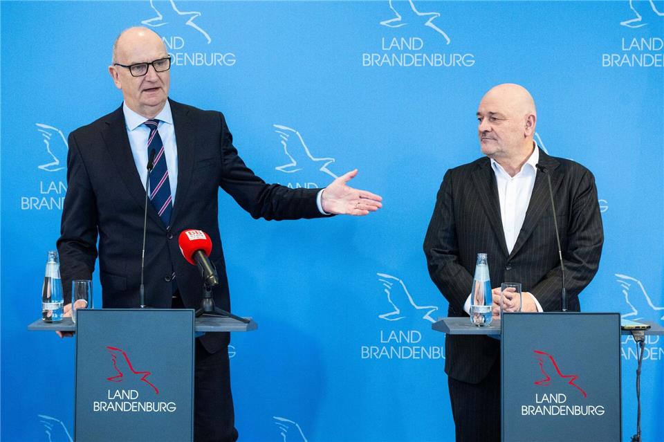 Brandenburgs Ministerpräsident Dietmar Woidke (SPD) und Finanzminister Robert Crumbach  haben gemeinsam die SPD/BSW-Koalition auf den Weg gebracht, die nun am Ende ist.Christophe Gateau/dpa