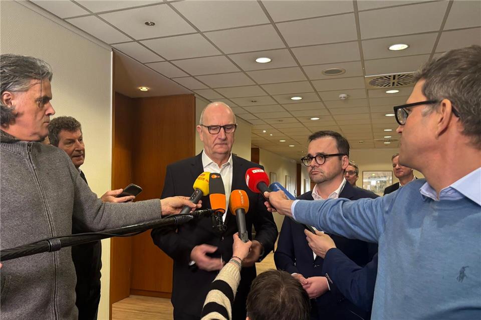 Brandenburgs Ministerpräsident Dietmar Woidke (SPD) und CDU-Landeschef Jan Redmann (rechts) beraten derzeit über eine gemeinsame Koalition.Oliver von Riegen/dpa