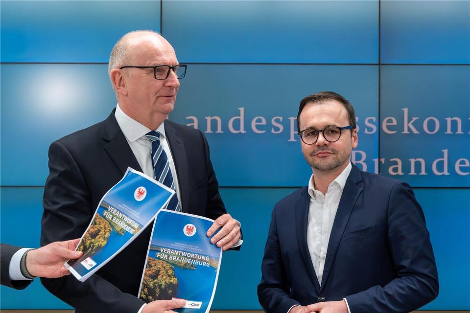 Brandenburgs Ministerpräsident Dietmar Woidke (SPD) und CDU-Landeschef Jan Redmann wollen den Koalitionsvertrag unterzeichnen (Archivbild).Soeren Stache/dpa