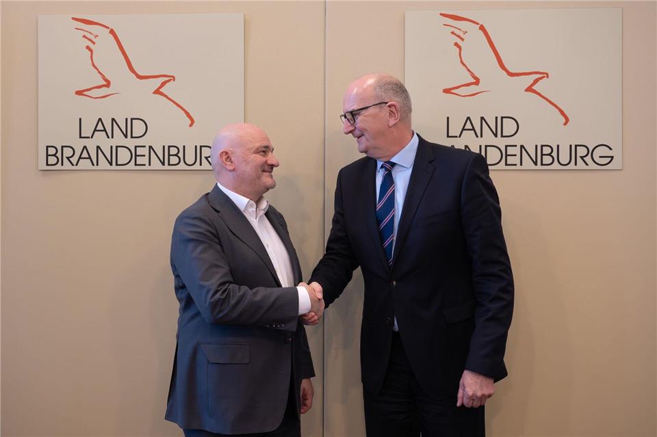 Brandenburgs Ministerpräsident Dietmar Woidke (SPD) und Vize-Regierungschef Robert Crumbach ziehen eine 100-Tage-Bilanz.Soeren Stache/dpa