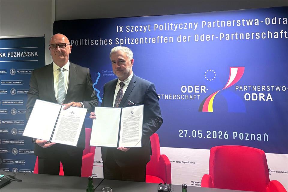 Brandenburgs Ministerpräsident Dietmar Woidke (SPD) und der Marschall der Woidwodschaft Großpolen (Wielkopolskie), Marek Wozniak, dringen auf bessere Schienenverbindungen von Deutschland nach Polen.Oliver von Riegen/dpa