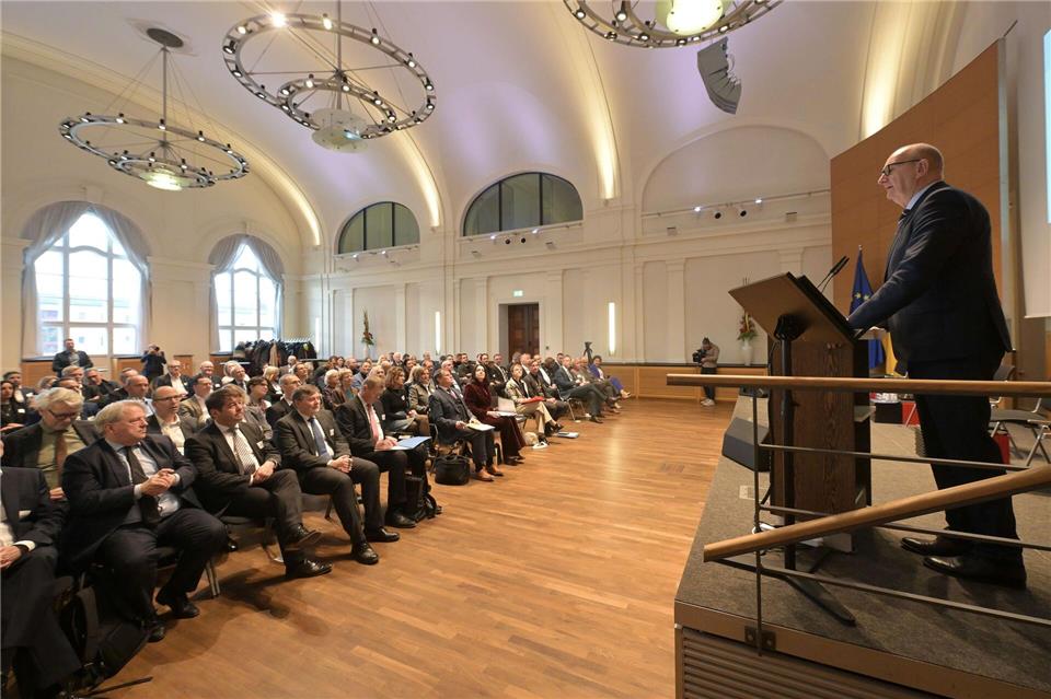 Brandenburgs Ministerpräsident Dietmar Woidke (rechts) lud zur Krankenhaus-Konferenz.Michael Bahlo/dpa