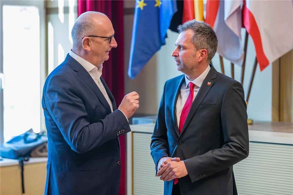 Brandenburgs Ministerpräsident Dietmar Woidke und der Cottbuser Oberbürgermeister Tobias Schick (beide SPD) drücken Energie Cottbus die Daumen. (Archivbild)Frank Hammerschmidt/dpa