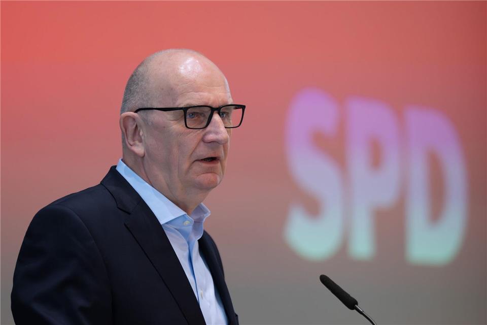 Brandenburgs Ministerpräsident Dietmar Woidke warb auf dem SPD-Parteitag um Zustimmung für den Koalitionsvertrag mit der CDU . Soeren Stache/dpa