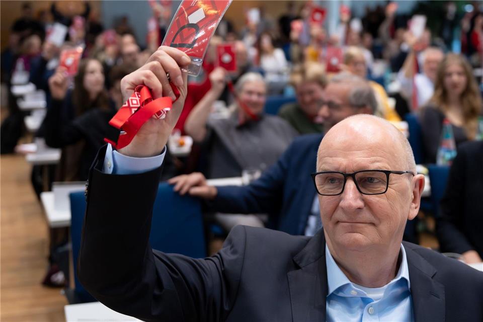 Brandenburgs Ministerpräsident Dietmar Woidke warb auf dem SPD-Parteitag um Zustimmung für den Koalitionsvertrag mit der CDU - die Delegierten folgten ihm.Soeren Stache/dpa