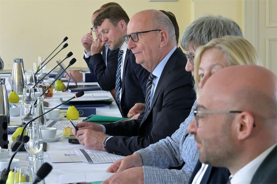 Brandenburgs Regierung geht bei der Reihe „Kabinett vor Ort“ auf Tour außerhalb der Staatskanzlei. (Archivbild)Michael Bahlo/dpa