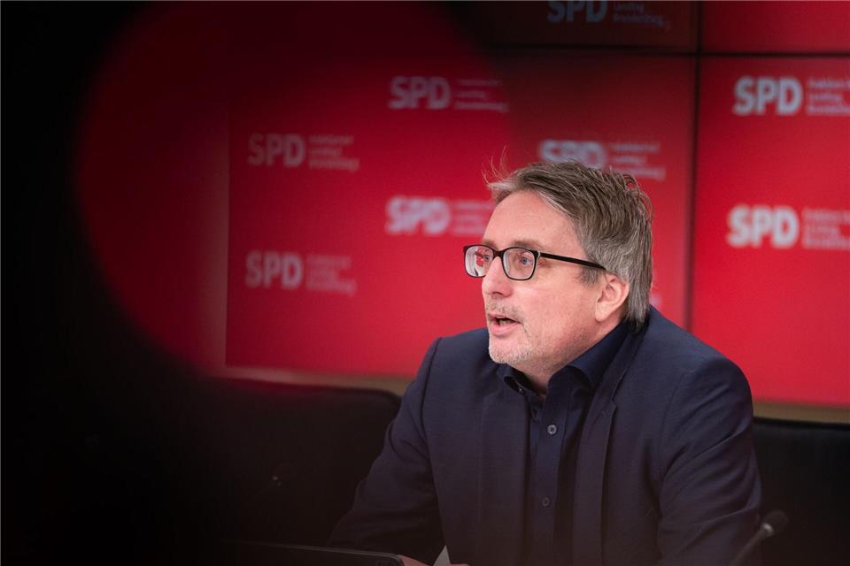 Brandenburgs SPD-Fraktionsvorsitzender Björn Lüttmann stellt erste Sparpläne von SPD und CDU vor. (Archivbild)Christophe Gateau/dpa