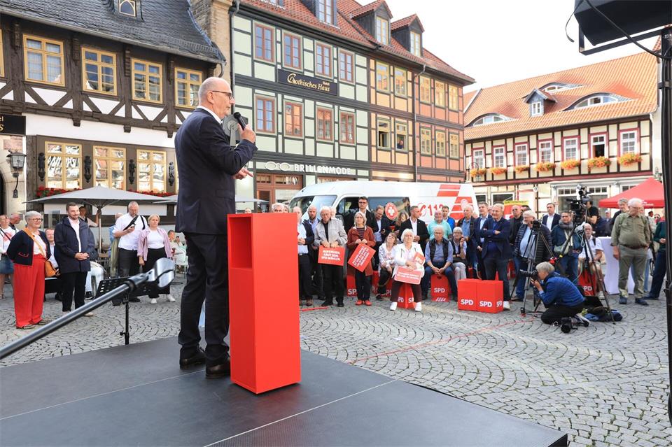Brandenburgs SPD-Ministerpräsident Dietmar Woidke (SPD) war beim „Wahlkampfendspurt“ seiner Partei vor der Landtagswahl in Sachsen-Anhalt in Wernigerode dabei.Matthias Bein/dpa