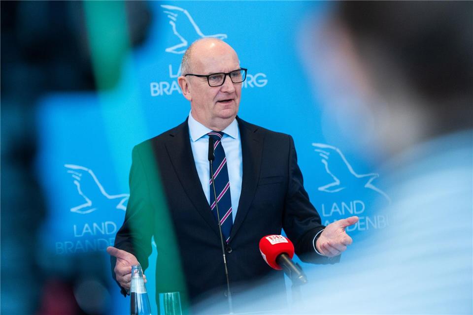 Brandenburgs SPD-Ministerpräsident Dietmar Woidke hat sich zum Ziel gesetzt, nach dem Koalitionsbruch mit dem BSW eine neue, stabile Regierung zu bilden (Archivbild).Christophe Gateau/dpa