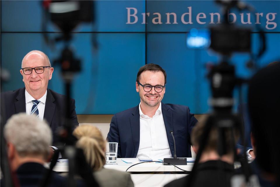 Brandenburgs SPD-Ministerpräsident Dietmar Woidke (l) und CDU-Landeschef Jan Redmann hoffen darauf, dass die geplante rot-schwarze Koalition bald starten kann. (Archivbild)Soeren Stache/dpa