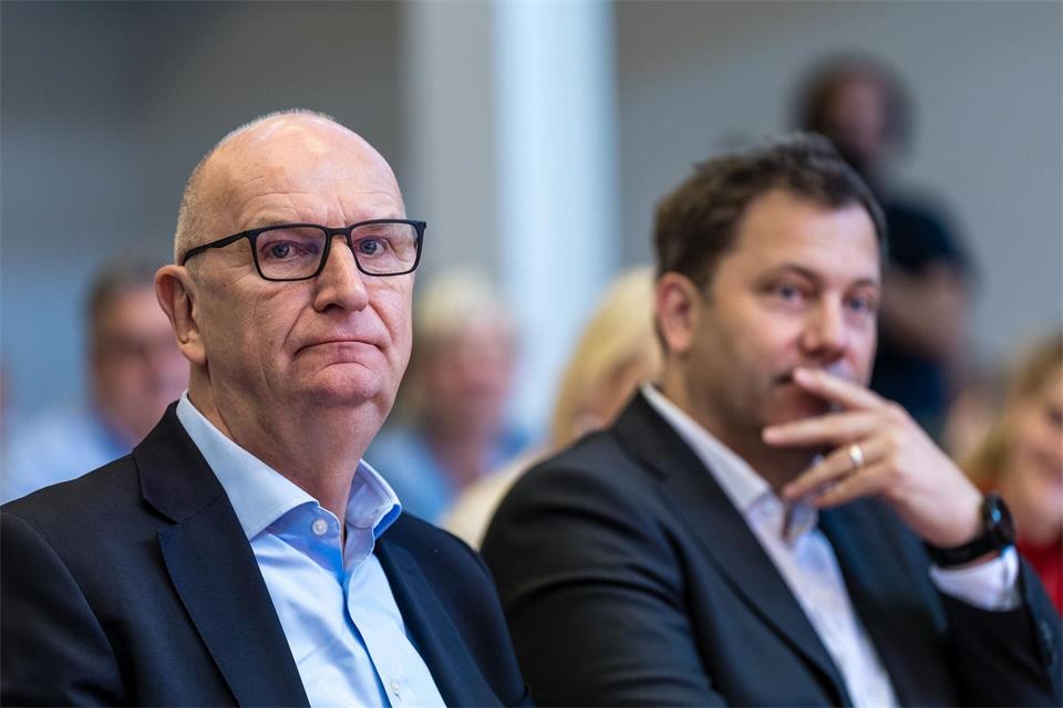 Brandenburgs SPD-Ministerpräsident Dietmar Woidke (links) hält einen klareren Kurs seiner Partei für notwendig. (Archivbild)Frank Hammerschmidt/dpa