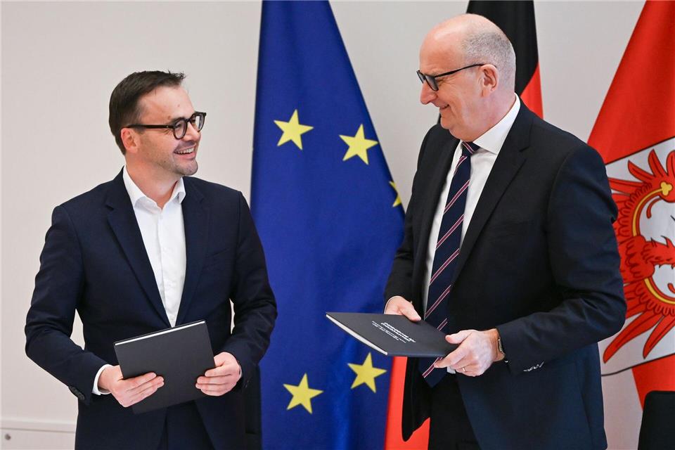 Brandenburgs SPD-Ministerpräsident Dietmar Woidke und CDU-Landeschef Jan Redmann haben den Koalitionsvertrag unterschrieben.Jens Kalaene/dpa