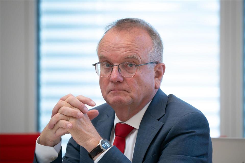 Brandenburgs Verkehrsminister Detlef Tabbert (BSW) unterstützt den Wunsch des Flugplatzes Neuhardenberg nach Nutzung auch größerer Flugzeuge. (Archivbild)Soeren Stache/dpa