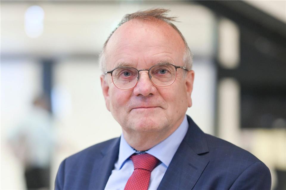 Brandenburgs Verkehrsminister Detlef Tabbert (BSW) hofft, dass der Preis für das Deutschlandticket bei 58 Euro stabil gehalten werden kann. (Archivbild)Jens Kalaene/dpa