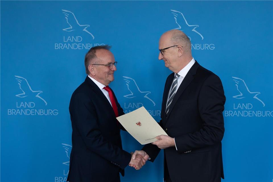 Brandenburgs Verkehrsminister Detlef Tabbert (parteilos) wird von Ministerpräsident Dietmar Woidke (SPD) verabschiedet.Soeren Stache/dpa