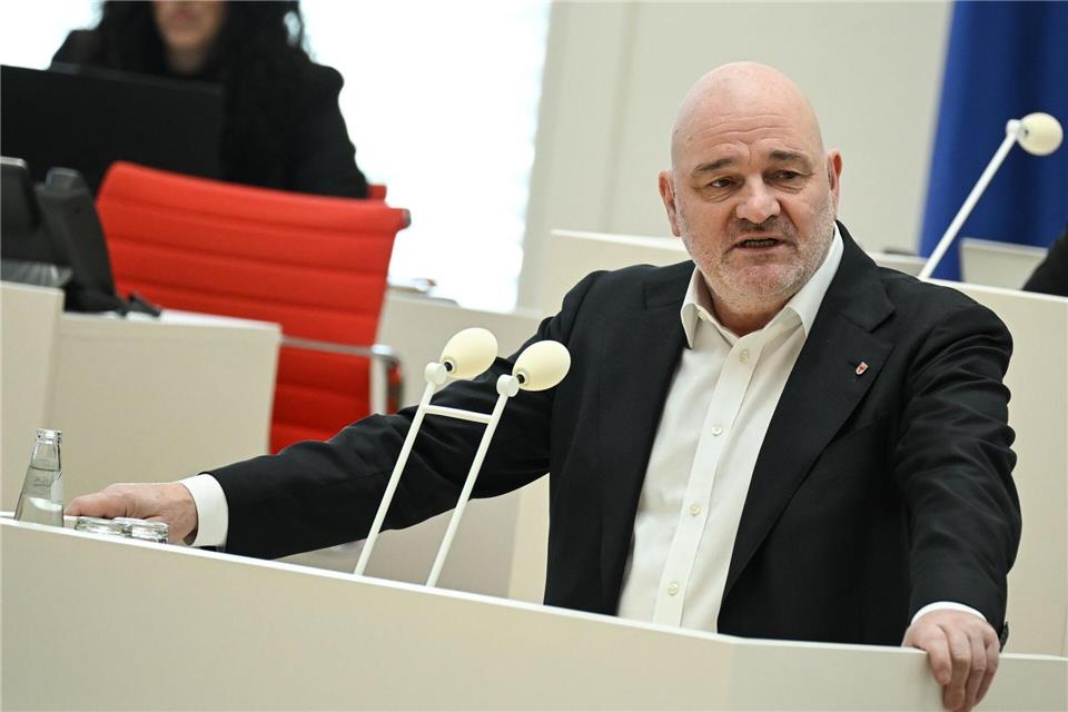 Brandenburgs Verkehrsminister Robert Crumbach (SPD) geht auf eine Entscheidung des Europäischen Gerichtshofs zur Schienenmaut ein. Britta Pedersen/dpa