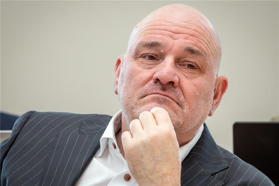 Brandenburgs Verkehrsminister Robert Crumbach (SPD) sieht die Anpassung der Trassenentgelte mit großer Sorge. (Archivbild) Soeren Stache/dpa