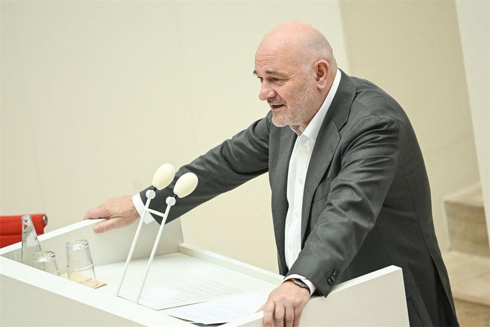 Brandenburgs Verkehrsminister Robert Crumbach (SPD) wirbt für einen Ausbau der Ostbahn Richtung Polen.Britta Pedersen/dpa