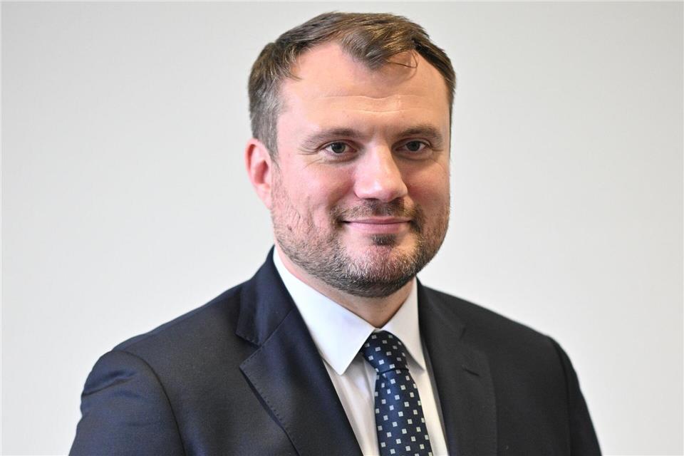Minister: Treuhand für PCK-Mehrheit ist beste Option Brandenburgs Wirtschaftsminister Daniel Keller (SPD) äußert sich zur bevorstehenden Entscheidung über eine Verlängerung der Treuhandverwaltung für die Mehrheitsanteile der PCK-Raffinerie (Archivbild).Sebastian Christoph Gollnow/dpa