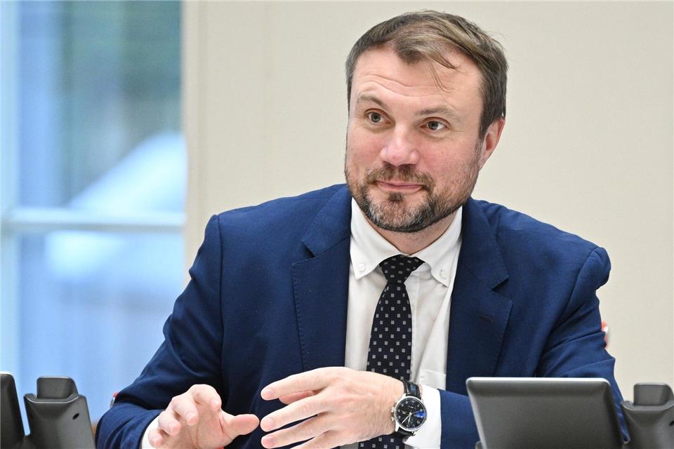 Brandenburgs Wirtschaftsminister Daniel Keller (SPD) nimmt Stellung zur CDU-Forderung nach einem Hilfsprogramm für Dorfkneipen.Jens Kalaene/dpa