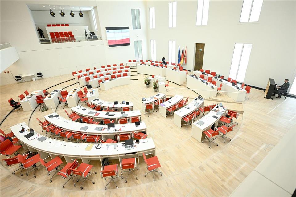 Brandenburgs Wirtschaftsminister Daniel Keller (SPD) spielt gern Filmmusik am Klavier. (Archivbild)Britta Pedersen/dpa