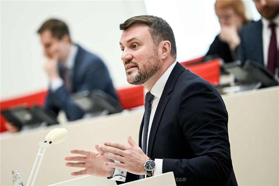 Brandenburgs Wirtschaftsminister Daniel Keller (SPD) wirbt für eine Steuerung des Ausbaus der Windenergie.Britta Pedersen/dpa