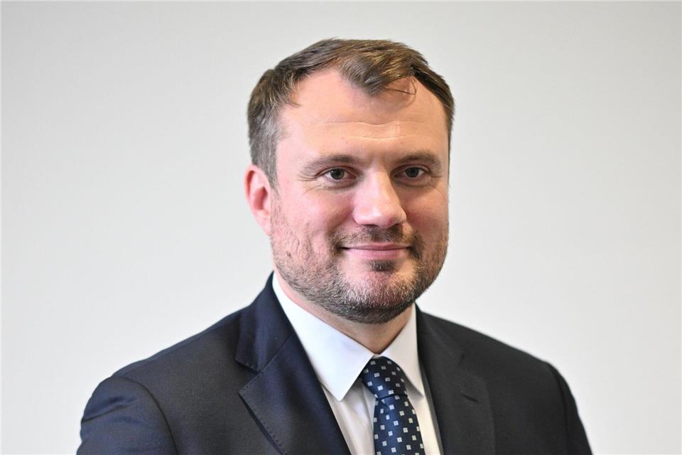Brandenburgs Wirtschaftsminister Daniel Keller (SPD) wirbt mit einer neuen Kampagne für Zuzüge aus Westdeutschland. (Archivbild)Sebastian Christoph Gollnow/dpa