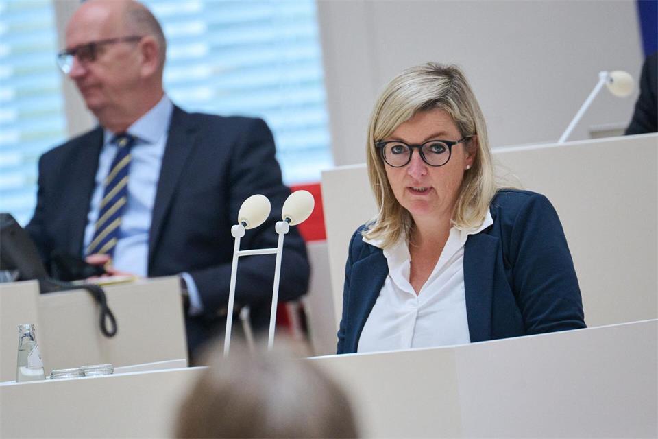 Brandenburgs Wirtschaftsministerin Martina Klement (CSU) unterstützt eine Prüfung der unterirdischen Speicherung von Kohlendioxid.Bernd von Jutrczenka/dpa