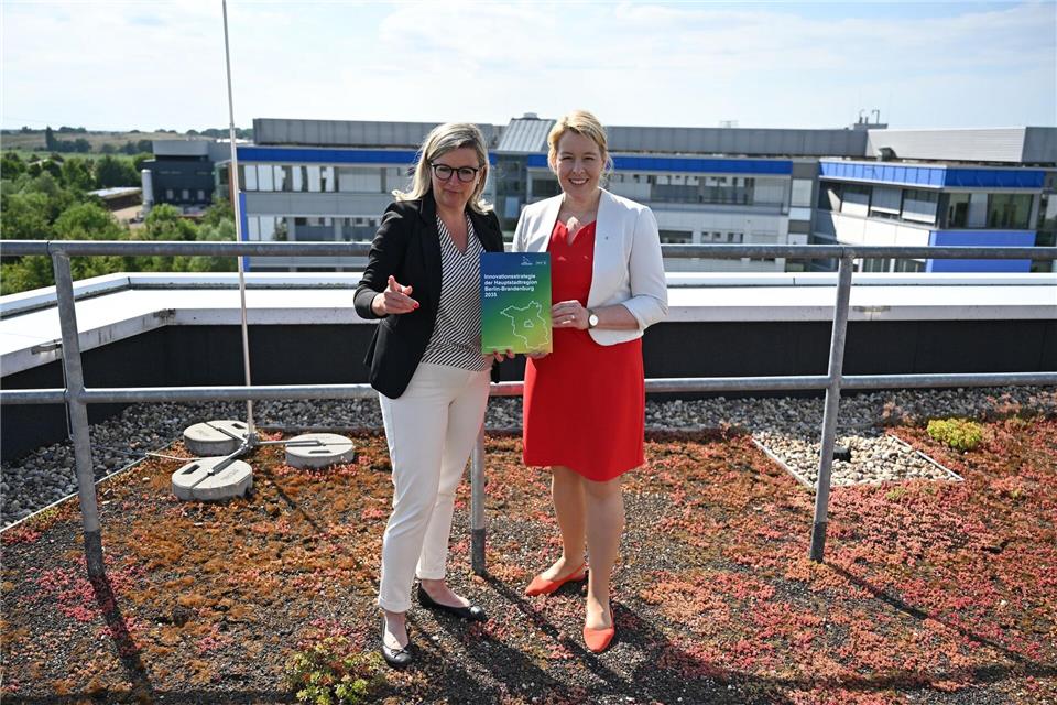 Brandenburgs Wirtschaftsministerin Martina Klement (CSU) und Berlins Wirtschaftssenatorin Franziska Giffey (SPD) wollen beide Länder mit neuen Technologien wirtschaftlich stärker nach vorn bringen. (Archivbild)Elisa Schu/dpa