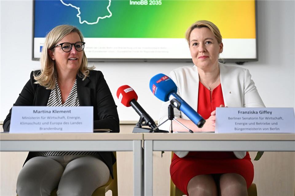 Brandenburgs Wirtschaftsministerin Martina Klement (CSU) und Berlins Wirtschaftssenatorin Franziska Giffey (SPD) stellen die neue Strategie für mehr Innovation vor.Elisa Schu/dpa