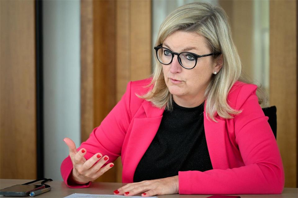Brandenburgs Wirtschaftsministerin sieht großes Potenzial bei der Ansiedlung von Rüstungsunternehmen. (Archivbild) Soeren Stache/dpa
