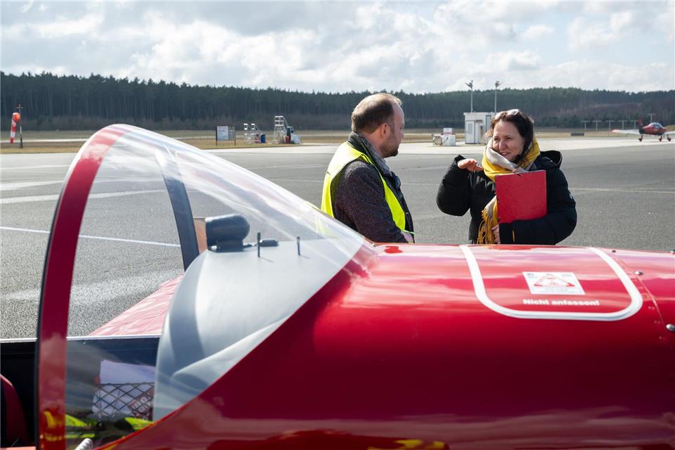 Brandenburgs Wissenschaftsministerin Manja Schüle (SPD) informiert sich am Flugplatz Schönhagen über Forschungsprojekte der Technischen Hochschule Wildau.Soeren Stache/dpa