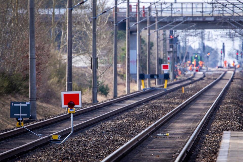 Brandenburgs scheidender Verkehrsminister Detlef Tabbert (parteilos) kritisiert die Bahn wegen der verzögerten Sanierung der Bahnstrecke Berlin-Hamburg. (Archivbild)Jens Büttner/dpa