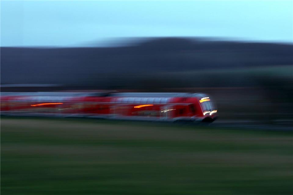 Brandgeruch in einem Regionalzug hat einen Großeinsatz der Feuerwehr ausgelöst. (Symbolbild)Karl-Josef Hildenbrand/dpa