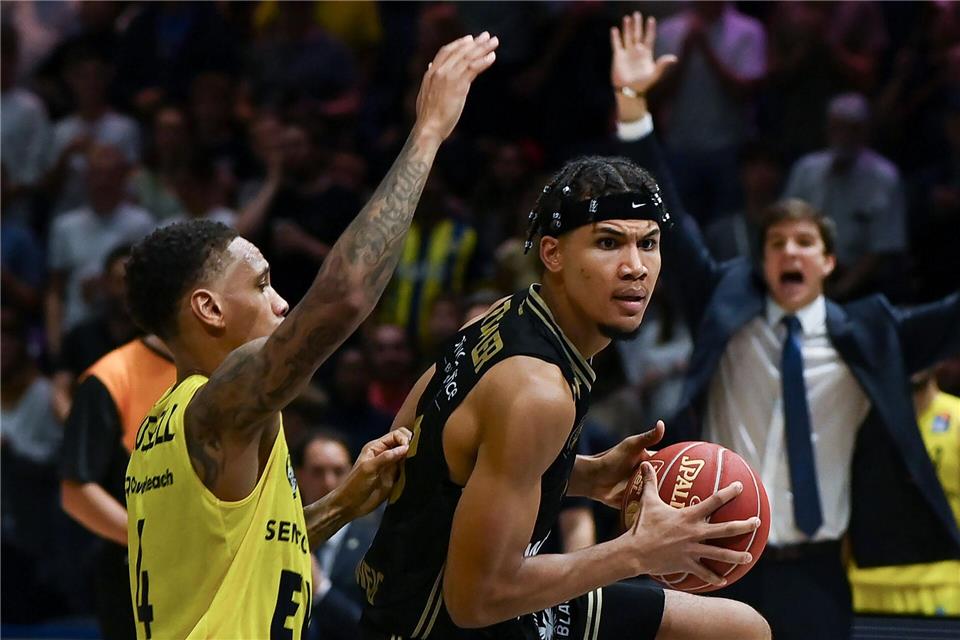 Brandon Tischler (r) spielt nächste Saison weiter für die MHP Riesen LudwigsburgSwen Pförtner/dpa