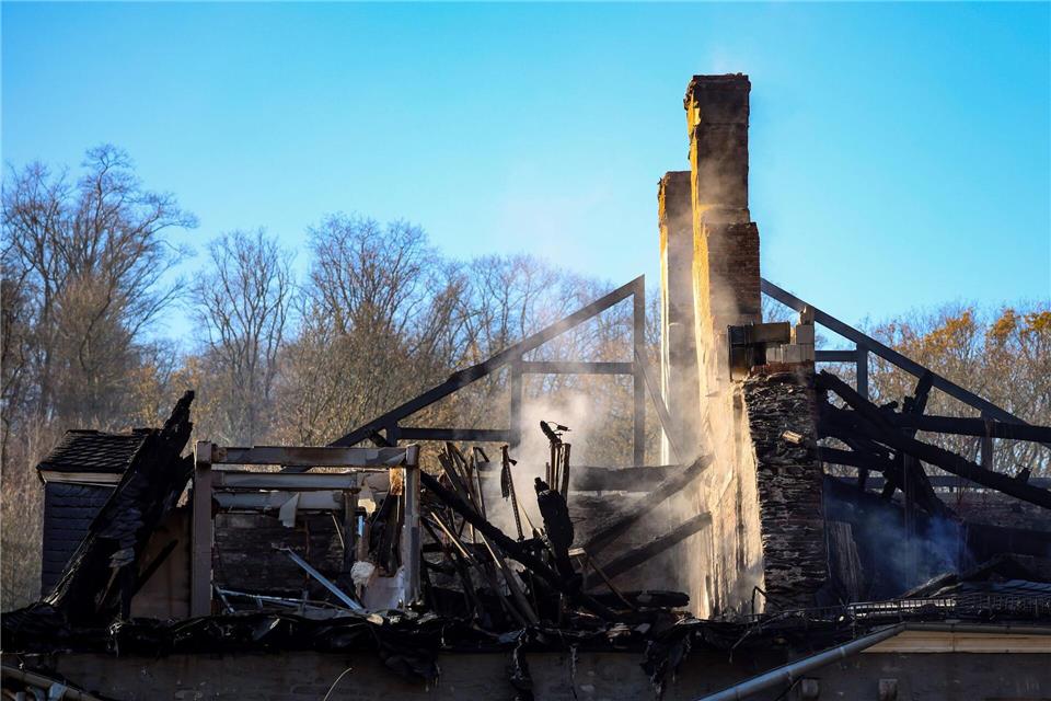 Brandrauch steigt auf aus dem Dachgeschoss des ausgebrannten Schloss Hardenberg.Christoph Reichwein/dpa