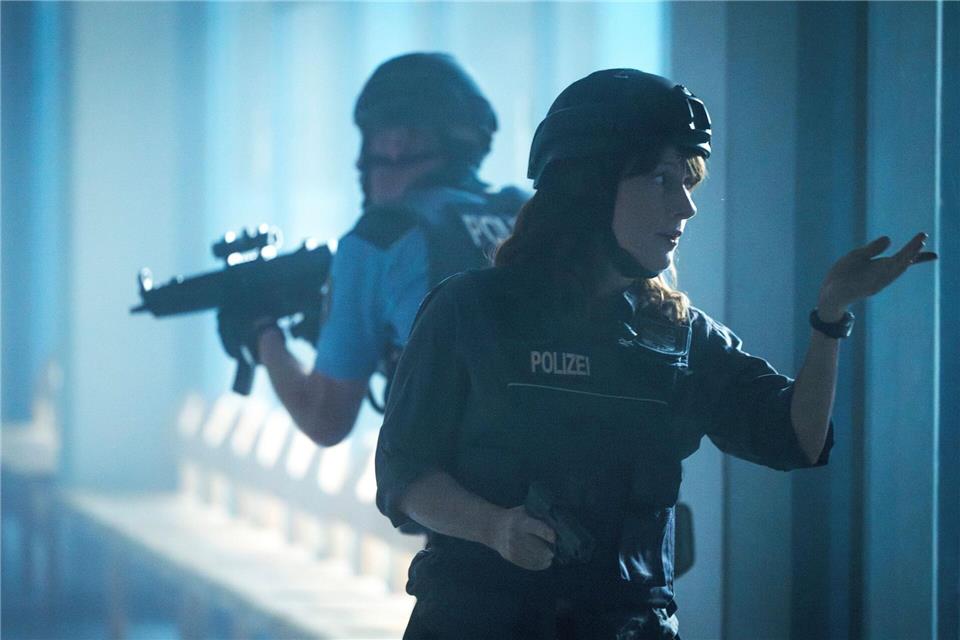 Töten im Livestream: Amok im „Polizeiruf 110“ aus Magdeburg Brasch (Claudia Michelsen) schickt die Sanitäter zum Sekretariat.Stefan Erhard/MDR/filmpool fiction//dpa