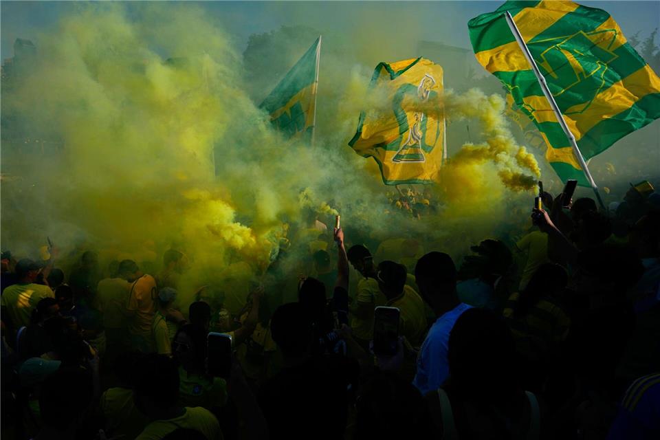 Brasilianische Fans jubeln und zünden Rauchbomben, als sie sich vor dem WM-Gruppenspiel ihrer Mannschaft gegen Haiti an den „Rocky Steps“ in Philadelphia versammeln.Petr David Josek/AP/dpa