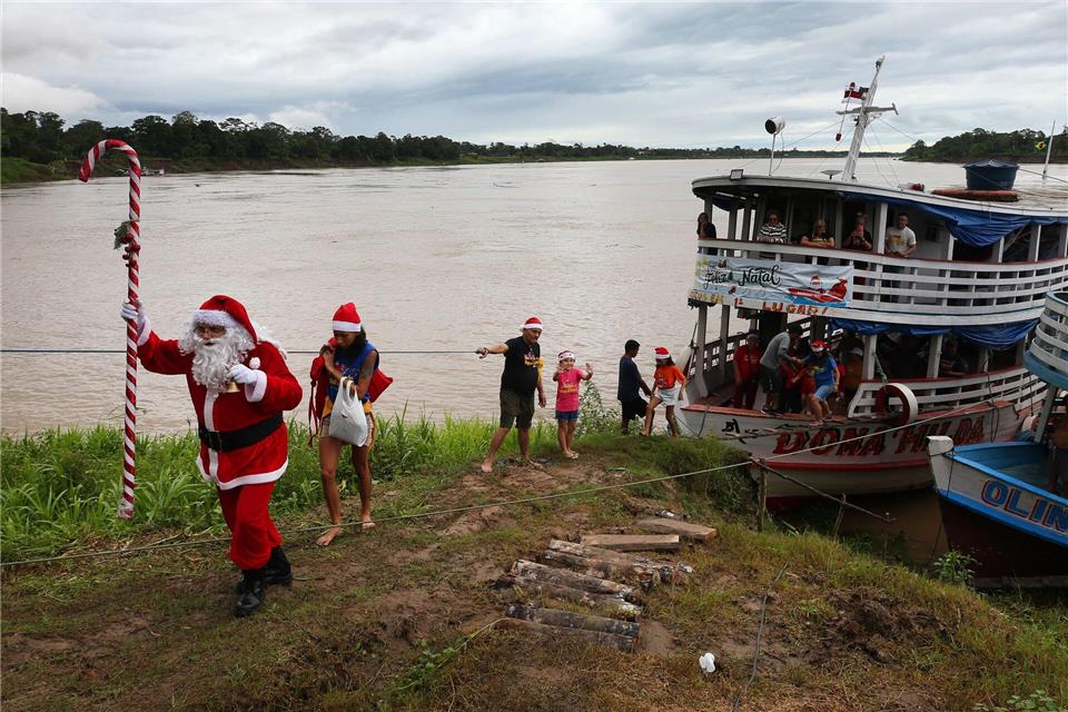 Brasilien: Weihnachtsmann überrascht Kinder in Flussgemeinde Careiro da VarzeaEdmar Barros/AP/dpa
