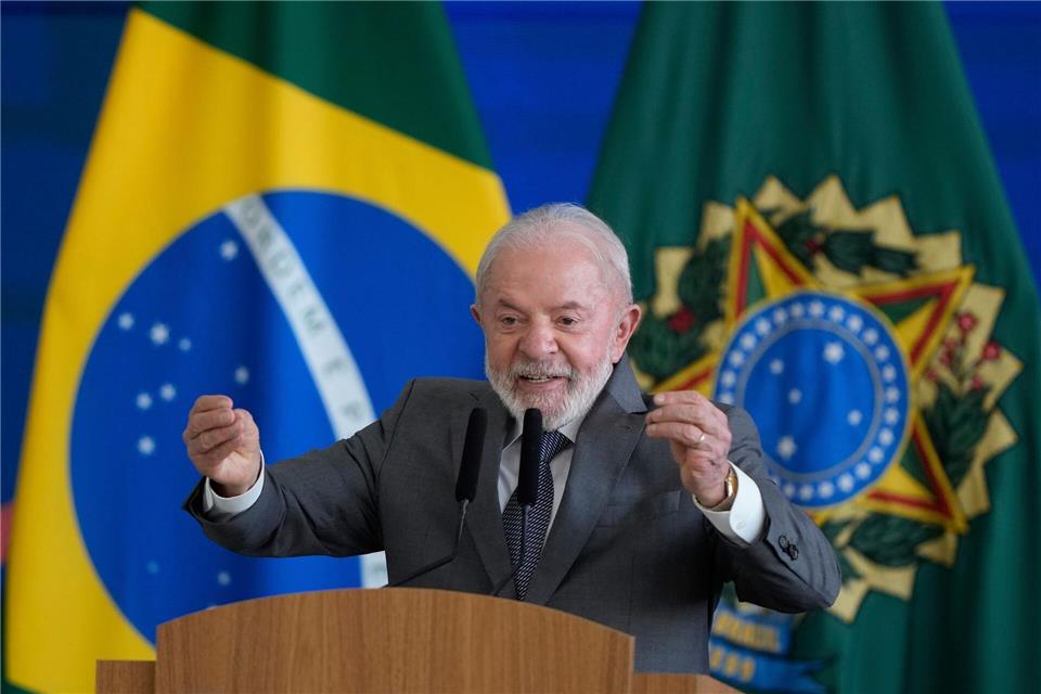 Brasiliens Präsident Lula hat über den verletzten Fußballstar Neymar gescherzt. (Archivbild)Eraldo Peres/AP/dpa