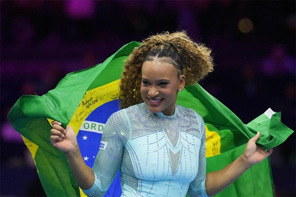 Brasiliens Turn-Star Rebeca Andrade freut sich über Sprung-Gold.Francisco Seco/AP/dpa