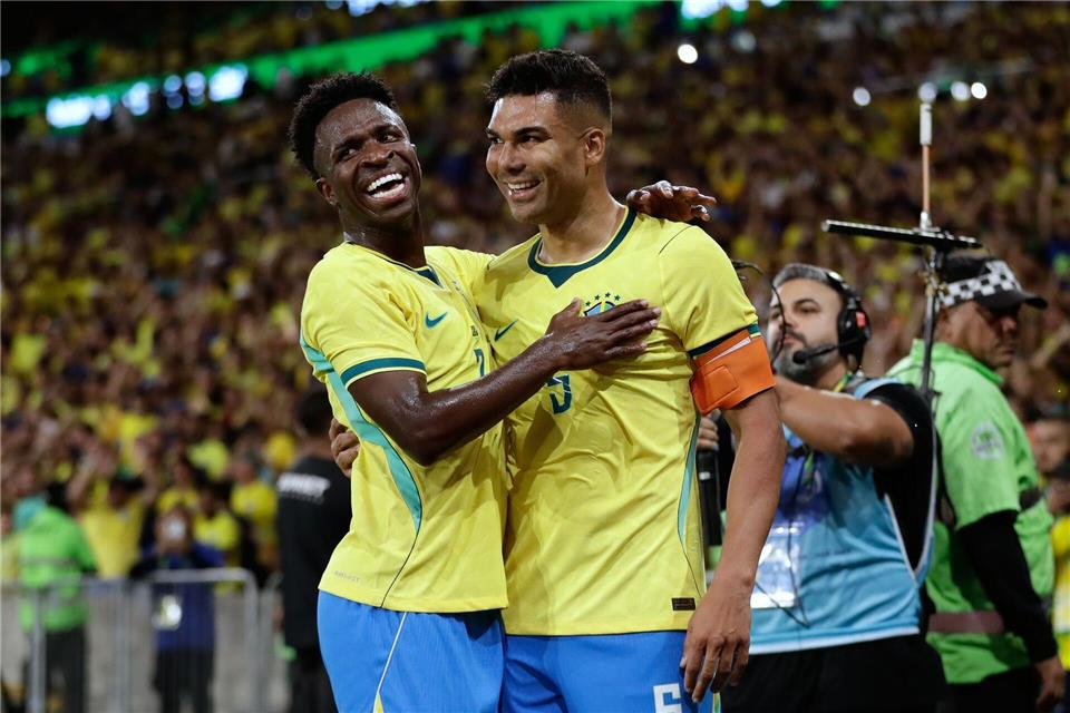 Brasiliens polarisierender Offensivstar: Vinícius Júnior (l.). (Archivbild)Bruna Prado/AP/dpa