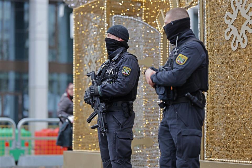 Brauchtum unter Polizeischutz: Polizisten sichern die Eröffnung vom Magdeburger Weihnachtsmarkt.Matthias Bein/dpa